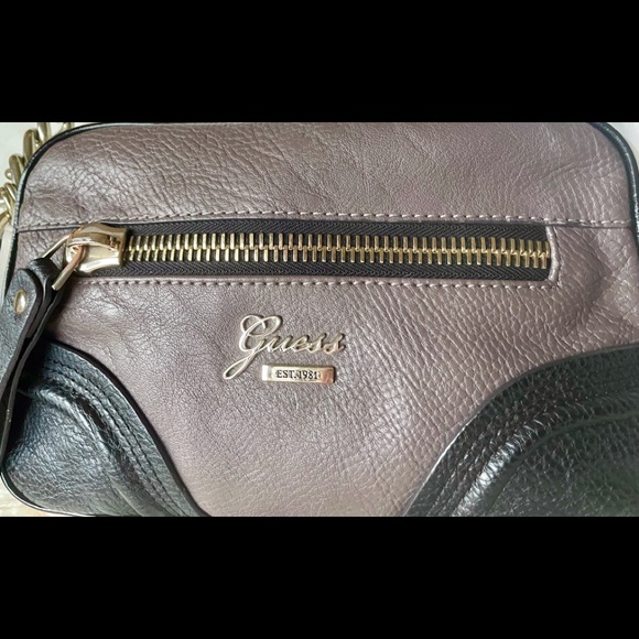 🛍Host Pick!🛍 Guess Handbag in Taupe, White, and Black - Picture 3 of 11